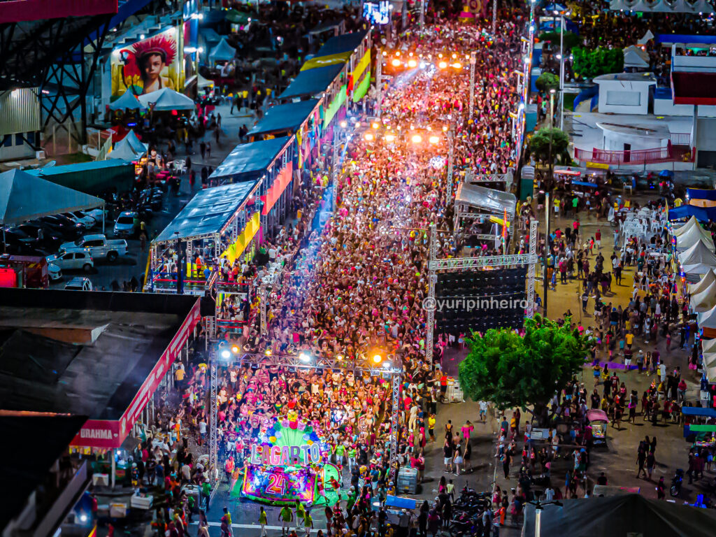 Mais de 15 mil pessoas passaram pela avenida do Carnailha nesta primeira noite do Carnaval de Parintins.